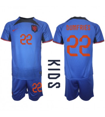 Nederländerna Denzel Dumfries #22 Bortaställ Barn VM 2022 Kortärmad (+ Korta byxor)